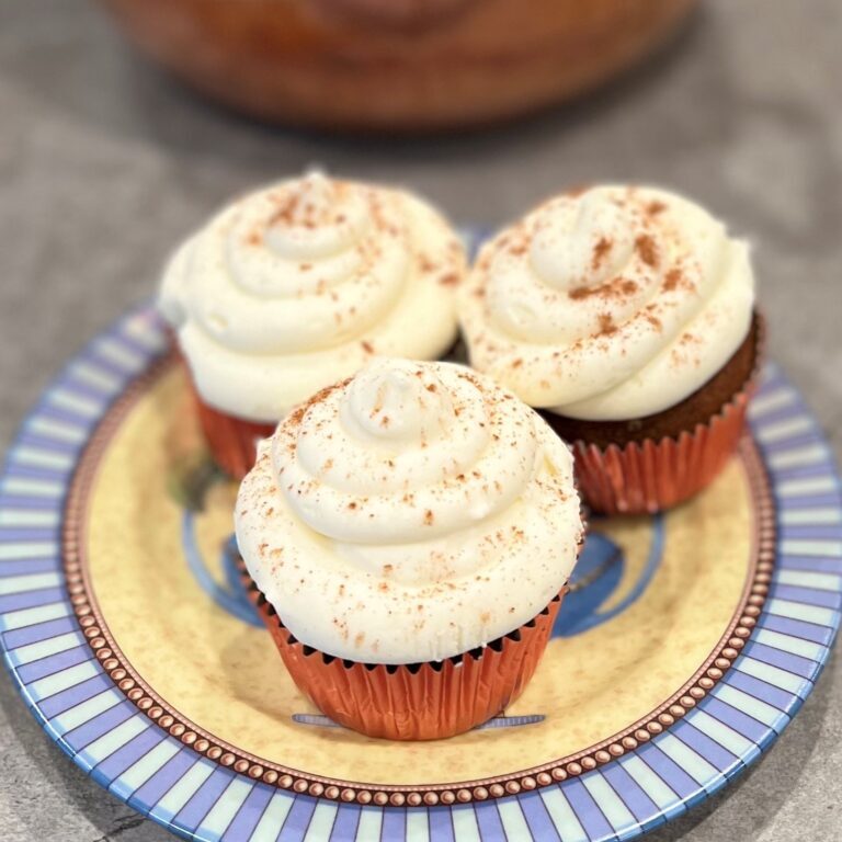 pumpkin cupcakes with cream cheese frosting1